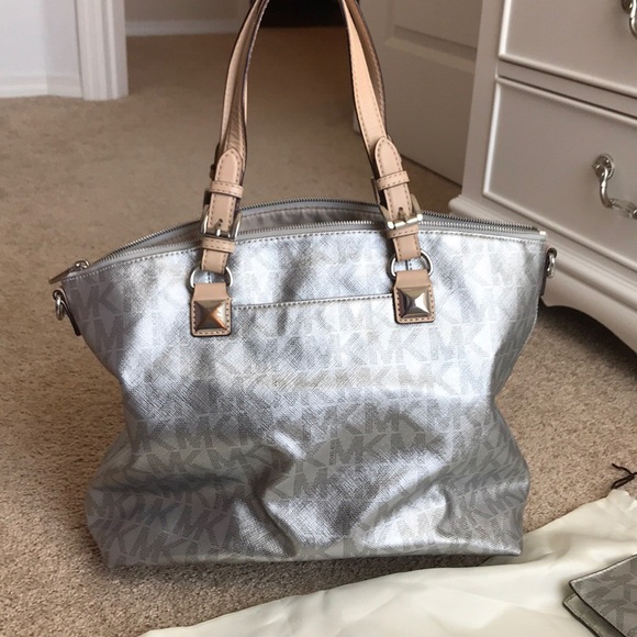 SOLD LOCAL- Michael Kors Purse and wallet set - Picture 6 of 8